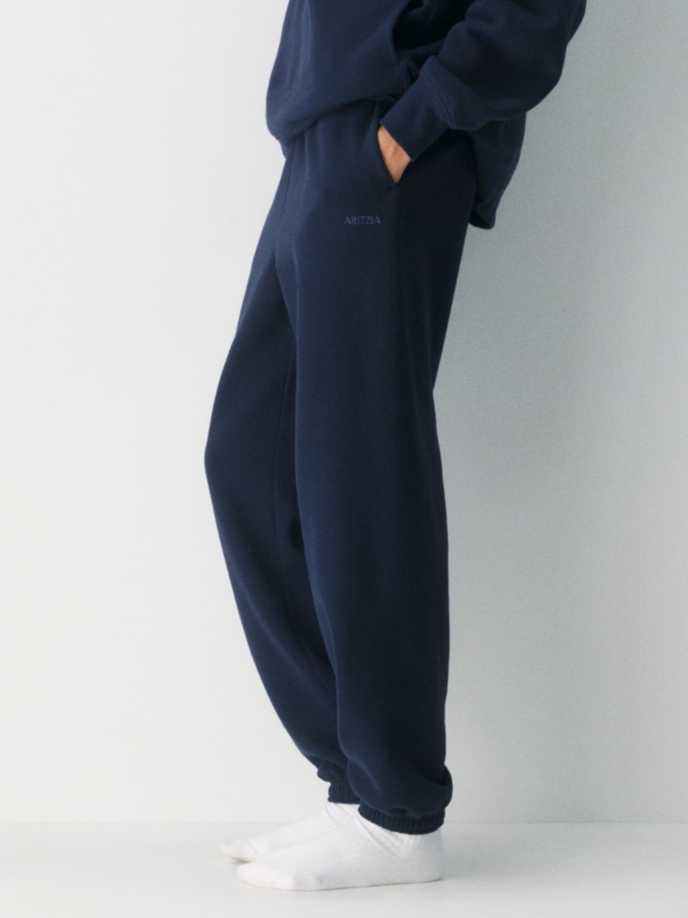 💙 Aritzia Mega Fit Sweatfleece Sweatpants Regular Jogger Sweats in Navy Blue